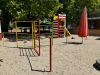Außengelände der Kita, Klettergerüst und Spielturm bunt
